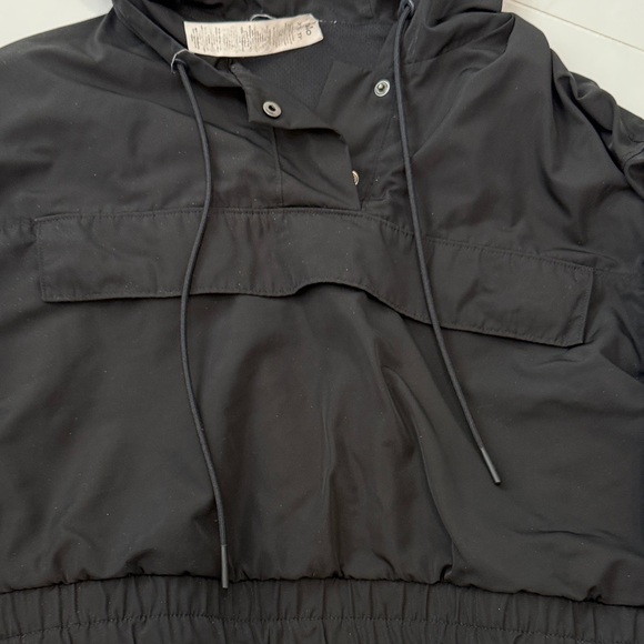 ALO Yoga Black crop rain Jacket pullover size xs - Picture 5 of 6
